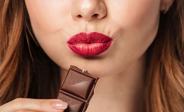 Nautiskelukin kuuluu hyvään elämään, mutta suklaata ei kannata ahmia.