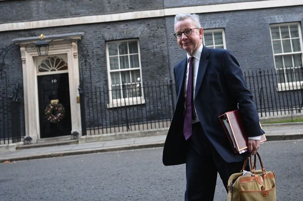Ministeri Michael Gove varoittelee brittiyrityksiä nopean aikataulun muutoksista. 