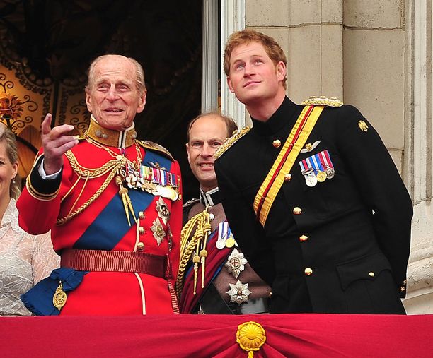 Prinssi Philip ja pojanpoikansa prinssi Harry yhteiskuvassa vuodelta 2014.