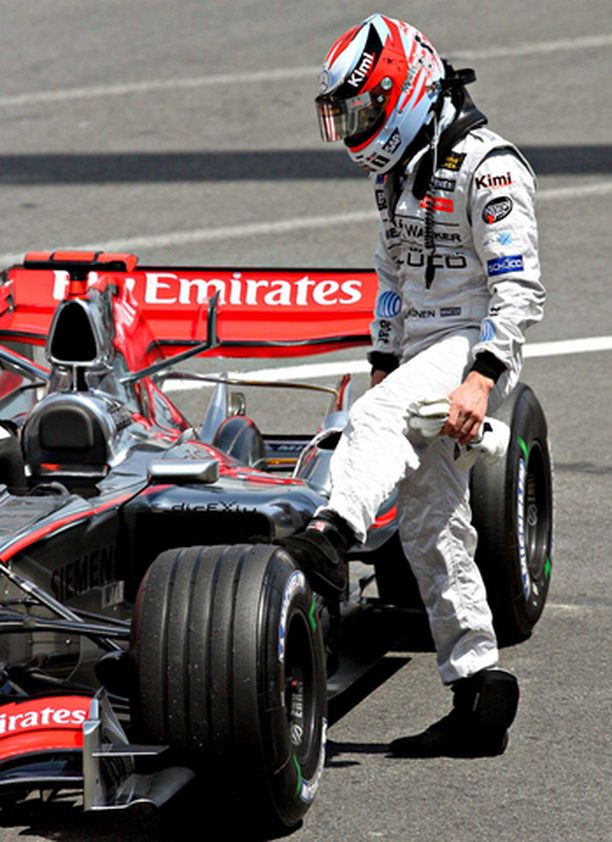EPÄLUOTETTAVA Kimi pääsi jälleen ihmettelemään autonsa toimimattomuutta Monacon ensimmäisissä harjoituksissa.