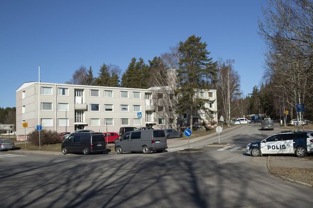 Epäillyt murhat tapahtuivat tässä kerrostalossa Turun Pernossa.