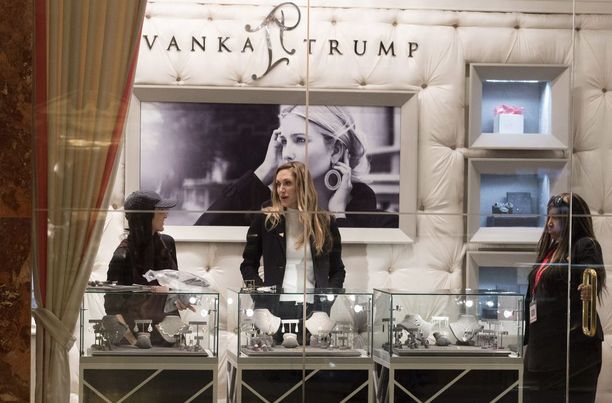 Ivanka Trumpin myymälä Trump Towerissa New Yorkissa. Kuvassa keskellä Trumpin pojan Eric Trumpin vaimo Lara Yunaska.