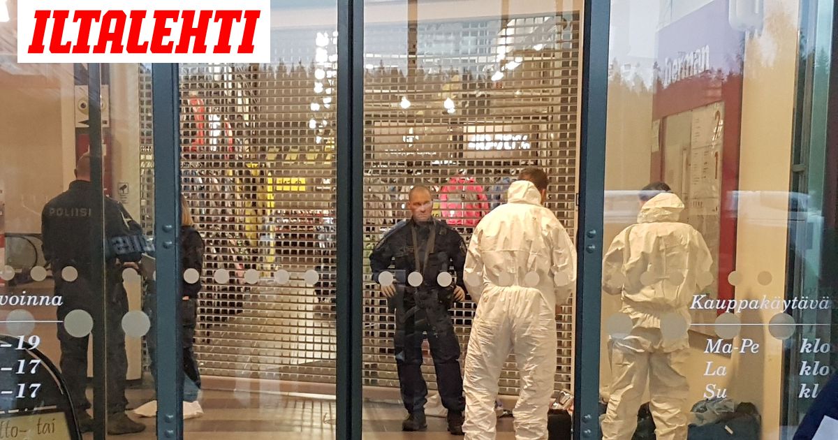 Opiskelija Il Lle Luokkakaveri Tuli Myohassa Tunnille Kaivoi Laukustaan Miekan Ja Loi Opettajaa Sitten Alkoi Kaikilla Pakokauhu