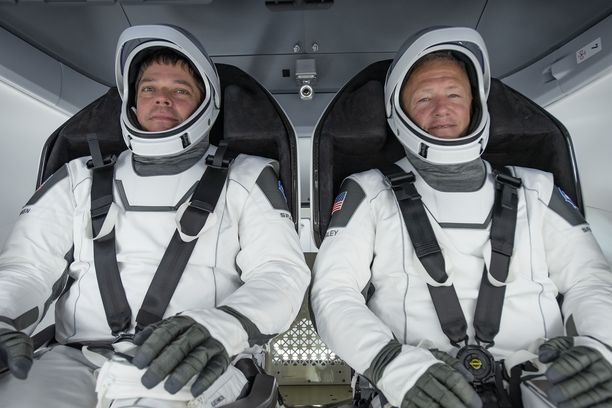 Astronautit Bob Behnken (vas.) ja Doug Hurley (oik.) ovat lähdössä tänään avaruuteen Elon Muskin yrityksen kyydissä. Kuva testauksesta 30. maaliskuuta. 