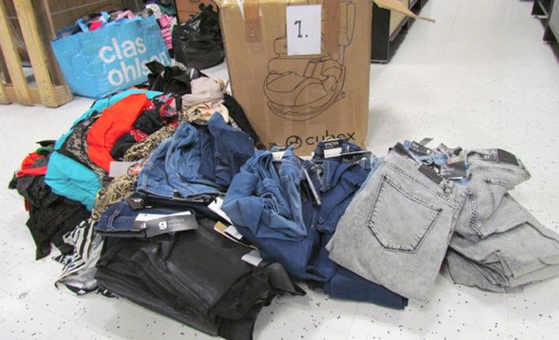 Poliisi on takavarikoinut satoja kiloja varastetuiksi epäiltyjä vaatteita.