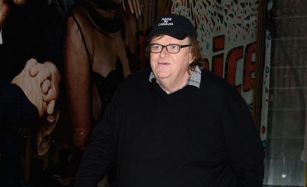 Michael Moore ruotii Trumpin menestyksen syitä pitkässä Facebook-kirjoituksessa.