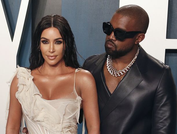 Kanye West kuvattuna vaimonsa Kim Kardashianin kanssa tämän vuoden helmikuussa.