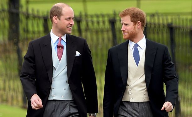 Prinssi William tukee pikkuveljeään tärkeänä päivänä.