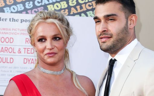 Britney Spears sai paniikki­kohtauksen hääpäivänään – onko syynä paikalle tunkeutunut ex-mies?