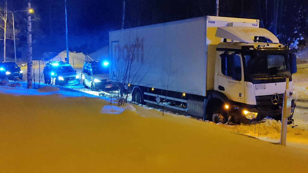 Henkilöauto ja kuorma-auto törmäsivät Tampereella – yksi kuollut 