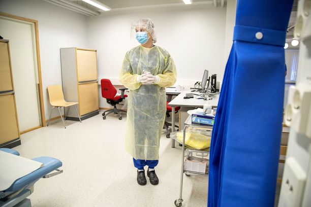 Itä-Porin koronaklinikalla sairaanhoitaja Heidi Alila valmistautui maaliskuun lopulla ottamaan koronatestejä. Kuva ei liity juttuun.