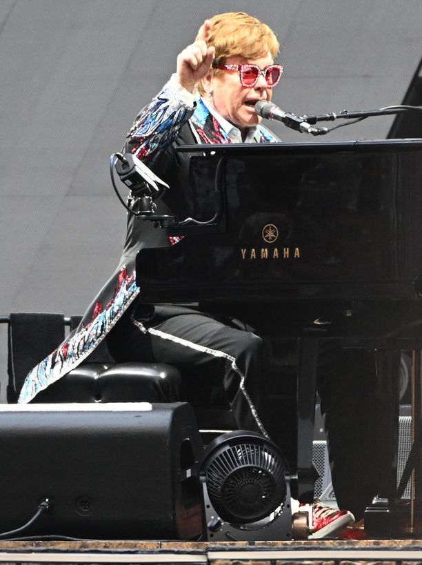 Elton John palasi lavoille: jäähyväiskiertue jatkuu tauon jälkeen