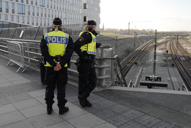 Ruotsalaispoliiseja työtehtävissä Malmössä marraskuussa 2014.