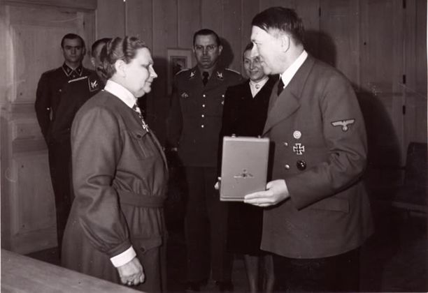 Natsi-Saksan valtakunnankansleri Adolf Hitler ojensi Fanni Luukkoselle Saksan Kotkan-ritarikunnan ristin rintatähtineen 19. toukokuuta 1943. Luukkonen matkusti Saksaan ottamaan vastaan kunniamerkin. 