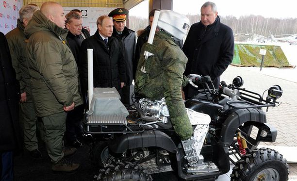 Vladimir Putin tutustui Venäjän viimeisimpään sotateknologiaan - kuten taistelurobottiin - Moskovan liepeillä.