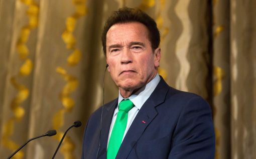 Arnold Schwarzenegger löylyttää Donald Trumpia ja mellakoit­sijoita – esittelee videolla ikonista asetta