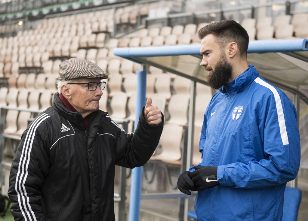 IS: Sauli Niinistöltä kaunis ele - kutsui Suomen kansan hurmanneen Gunnar Yliharjun, 79, Linnan juhliin kesken Huuhkajat-huuman