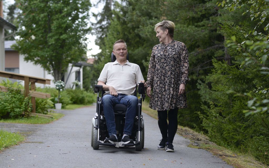 Tiina ja Kalle olivat tapailleet vain hetken, kun Kallen käsivarressa alkoi tuntua tykytystä – Nyt Tiina on Kallen omaishoitaja