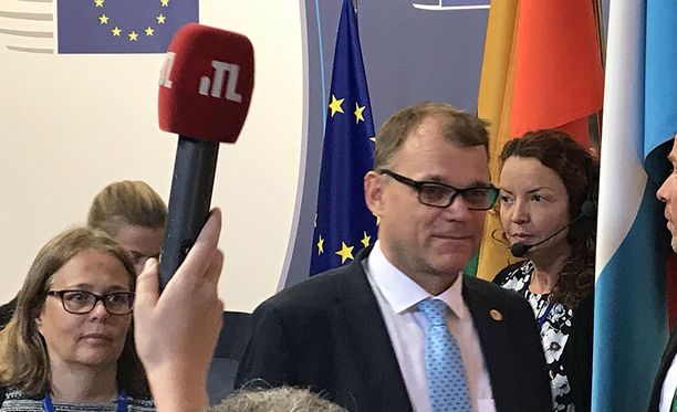 Juha Sipilä kertoi läpi yön kestäneiden neuvotteluiden tuloksista medialle aamuvarhain.
