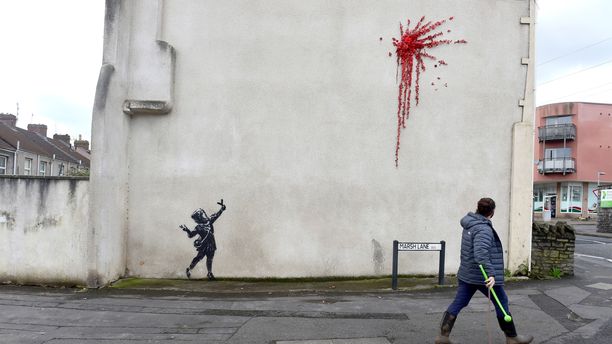 Salaperäisen Banksyn teos ilmestyi ystävänpäiväksi bristolilaisen talon seinälle.