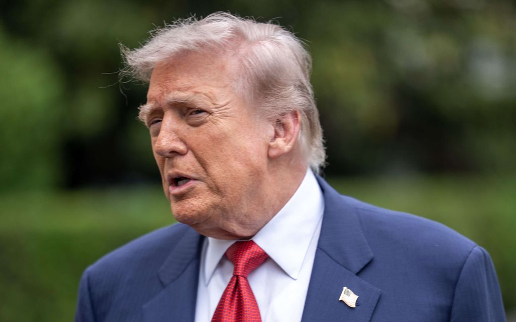 Trump istuu massiivisen 