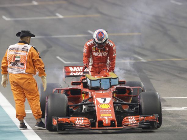 Abu Dhabin GP:n kuudennella kierroksella iskenyt sähkövika pakotti Kimi Räikkösen keskeyttämään viimeisen Ferrari-kilpailunsa.