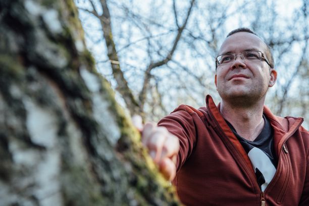 Savossa kasvanut Huttunen liikkuu paljon luonnossa. Hetki yksin metsässä on hänelle loistava tapa hillitä stressiä ja tyhjentää pää vilisevistä ajatuksista.