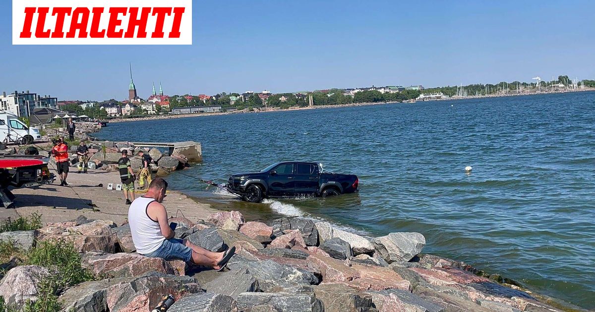Video: Vesijettiä laskenut auto valui mereen 