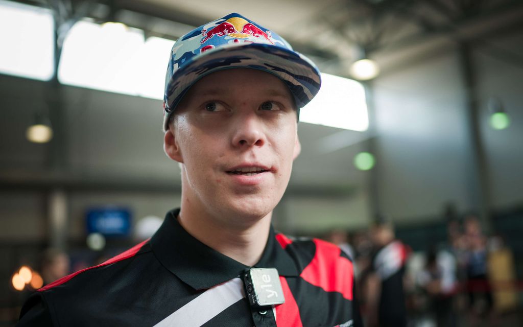 Kuka on Kalle Rovanperän olkapäillä keikkuva nainen? Tähti julkaisi harvinaisen videon