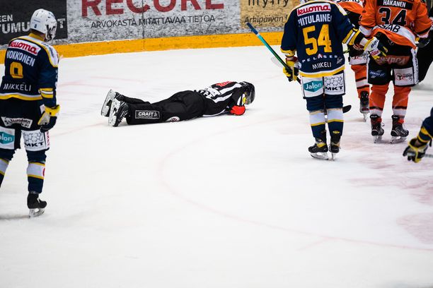 Jukka-Pekka Koistinen lyyhistyi jäähän heti kiekon osuttua häntä suuhun.