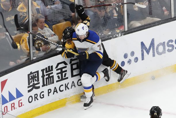 St. Louis Bluesin hyökkääjä Oskar Sundqvist niittasi Boston Bruinsin puolustajan Matt Grzelcyk pää edellä laitaan edellisessä finaaliottelussa.