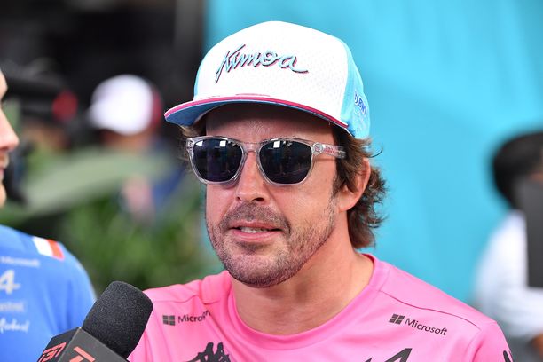 Fernando Alonso tak lagi tersenyum usai balapan.