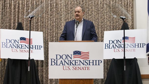 Vankilassa vuoden istunut miljonääri Don Blankenship on väittänyt Barack Obaman ja Hillary Clintonin lavastaneen hänet.