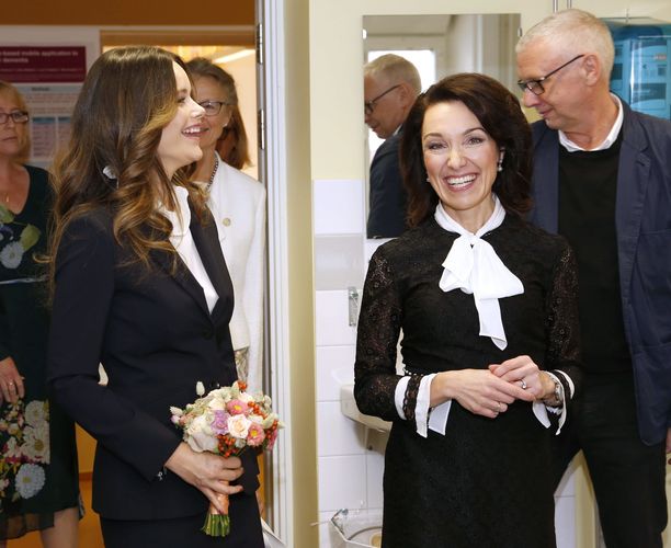 Aivotutkijana Karoliinisessa instituutissa työskentelevä Miia Kivipelto toivotti prinsessa Sofian tervetulleeksi vierailulle.