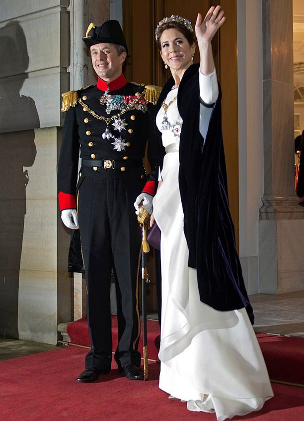 Kuvassa prinssi Frederik puolisonsa kruununprinsessa Maryn kanssa.