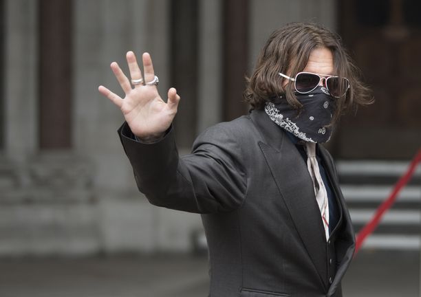Johnny Depp saapui oikeuteen kasvomaskin kera.
