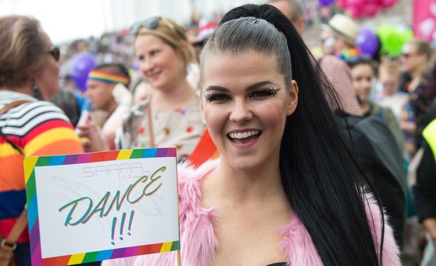 Saara Aalto tapasi Helsinki Pride -tapahtumassa viisulegendan.