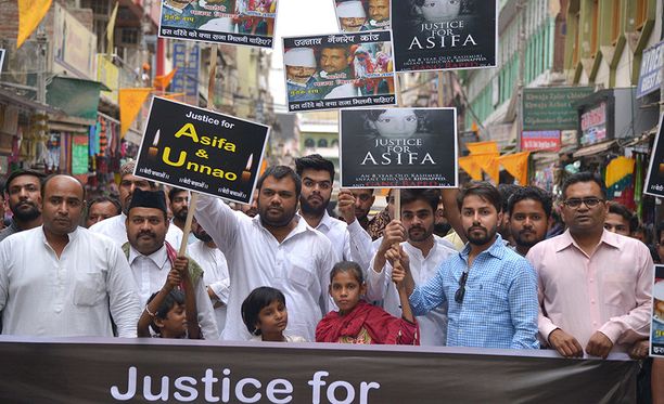 Ajmerissa, Rajasthanin osavaltiossa osoitettiin lauantaina mieltä raiskauksia vastaan ja vaadittiin uhreille oikeutta.
