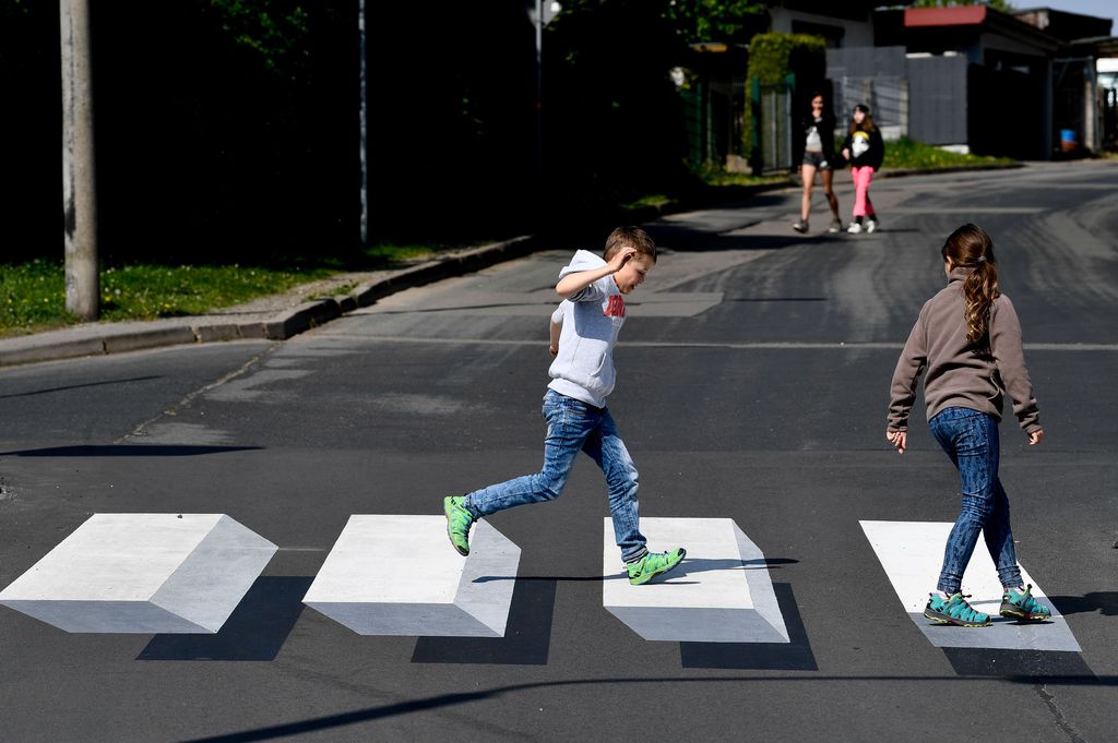 Tämä optinen illuusio voi pelastaa jalankulkijan hengen – katso kuvat tiehen maalatusta 3D-suojatiestä
