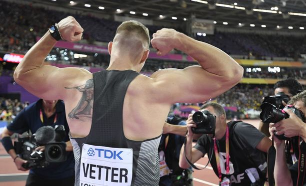 Johannes Vetter tykkää esitellä lihaksiaan kuvaajille. Kuvassa MM-kultaposeeraus vuonna 2017.