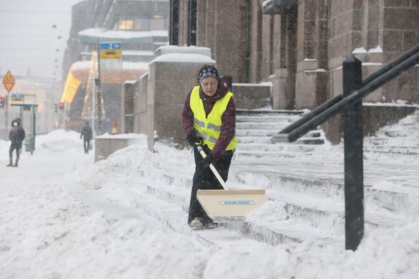 Pääkaupunkiseudulla on siivottu viime viikon lumipyryn jälkiä sateista lähtien. Nyt on luvassa uutta vanhan päälle ja kuljetukset todennäköisesti viivästyvät.