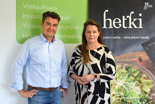 Fresh Servantin toimitusjohtaja Sami Haapasalmi ja markkinointipäällikkö Arja Sarre kuuntelevat kuluttajien toiveita ja reagoivat niihin tuomalla haluttuja tuotteita valikoimiin.