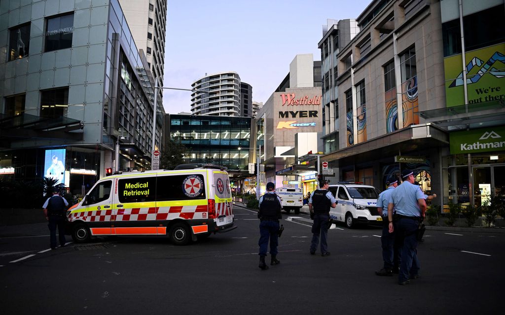 Sydneyn puukottajan taltuttanutta naispoliisia ylistetään sankariksi