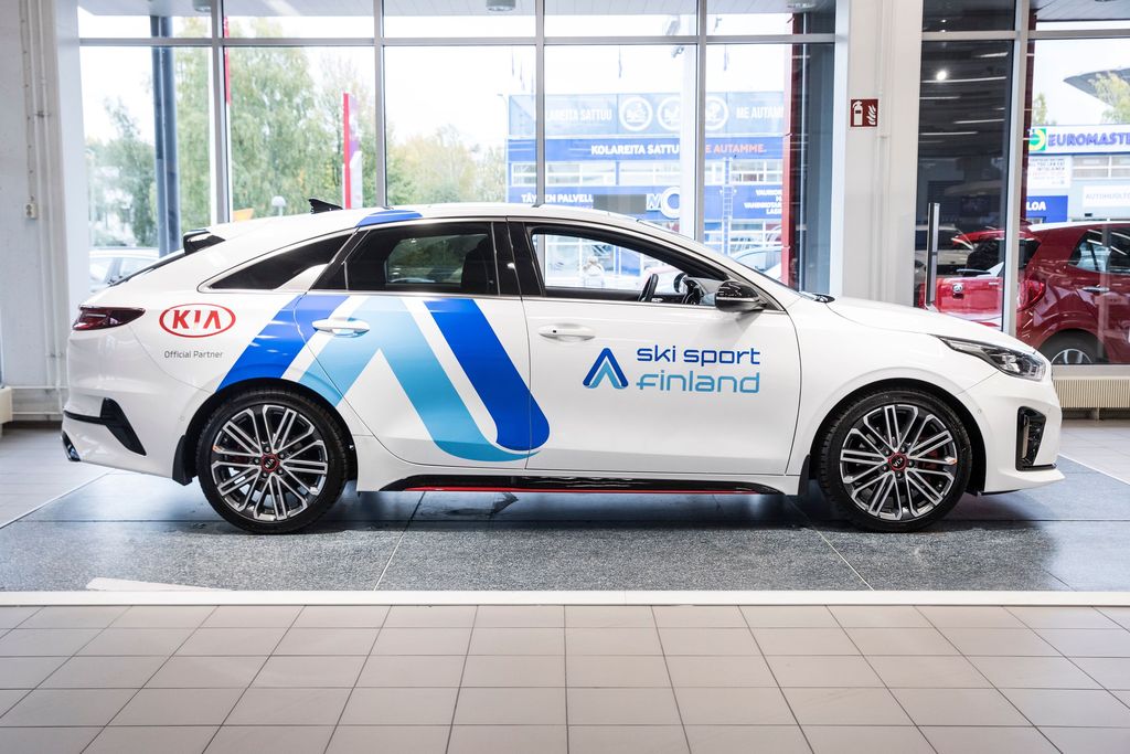20 vuoden yhteistyö Audin kanssa päättyi: Alppihiihtäjät ottivat yhteistyökumppanikseen Kian