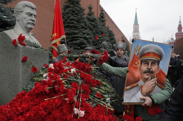Venäjällä on vallassa jonkinlainen Stalin-kultti. Stalinia ihannoidaan ja unohdetaan hirmuteot. Kuva Moskovasta, jossa kommunistisen puolueen jäsenet ja kannattajat laskivat kukkia Stalinin haudalle joulukuussa.