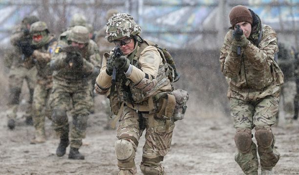 Ukrainan armeijan reserviläisiä harjoituksissa joulukuussa lähellä pääkaupunkia Kiovaa. 