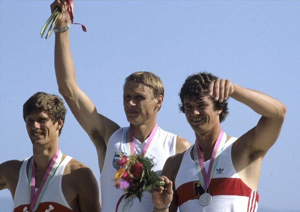 Pertti Karppinen voitti kolmannen olympiakultansa Los Angelesissa 1984. Palkintopallille nousivat myös Kanadan Robert Mills (vas.) ja Länsi-Saksan Peter-Michael Kolbe.