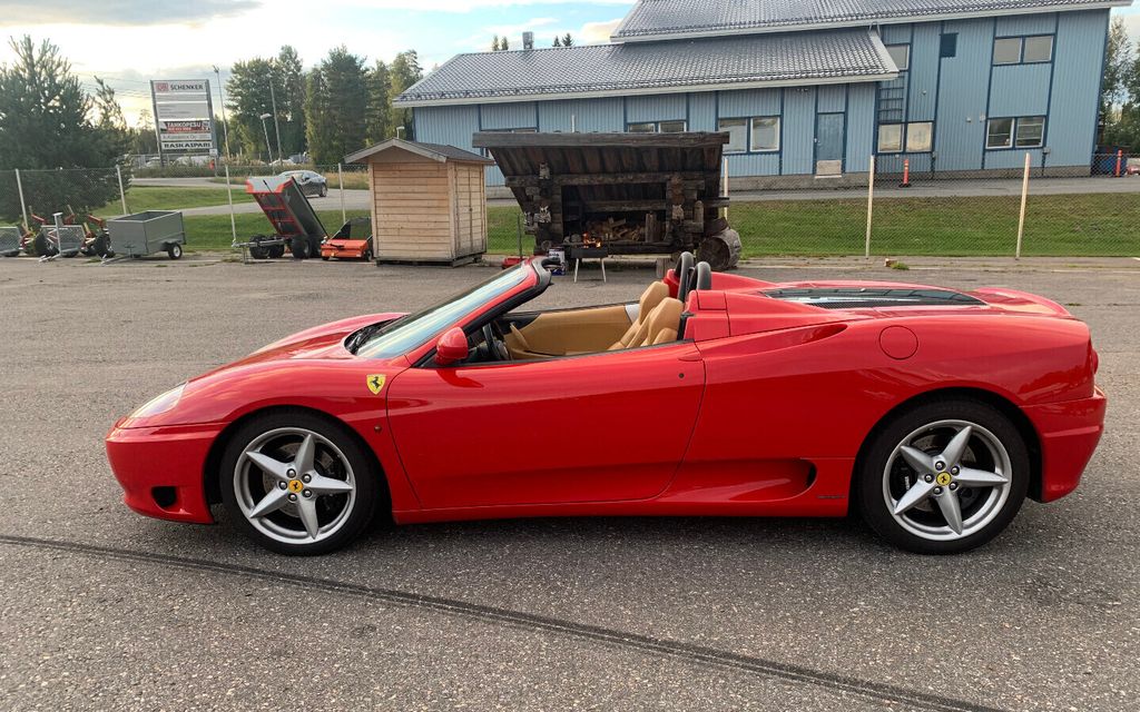 Suomalaisen pornotähden Ferrari myynnissä Nettiautossa