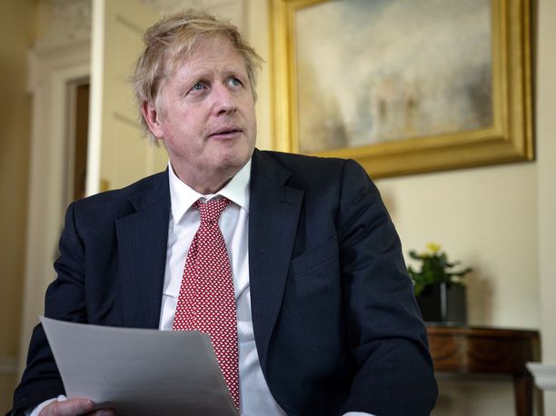 Boris Johnson kiitti hoitohenkilökuntaa sairaalasta vapautumisen jälkeen. 