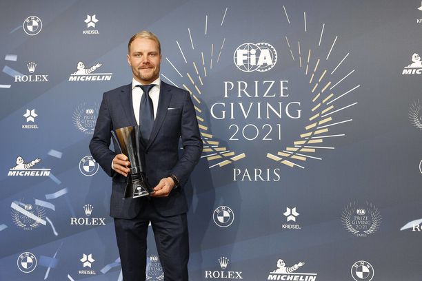 Valtteri Bottas pokkasi palkinnon FIA:n gaalassa joulukuussa.